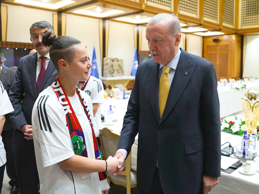 Rəcəb Tayyib Ərdoğan Azərbaycan millisinin futbolçuları ilə görüşüb (FOTO)