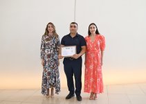 Heydər Əliyev Fondunun vitse-prezidenti Leyla Əliyeva və Arzu Əliyeva Çin dili kurslarının iştirakçılarına sertifikatlar təqdim ediblər (FOTO)