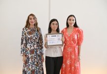 Heydər Əliyev Fondunun vitse-prezidenti Leyla Əliyeva və Arzu Əliyeva Çin dili kurslarının iştirakçılarına sertifikatlar təqdim ediblər (FOTO)