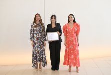 Heydər Əliyev Fondunun vitse-prezidenti Leyla Əliyeva və Arzu Əliyeva Çin dili kurslarının iştirakçılarına sertifikatlar təqdim ediblər (FOTO)