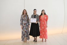 Heydər Əliyev Fondunun vitse-prezidenti Leyla Əliyeva və Arzu Əliyeva Çin dili kurslarının iştirakçılarına sertifikatlar təqdim ediblər (FOTO)