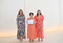 Heydər Əliyev Fondunun vitse-prezidenti Leyla Əliyeva və Arzu Əliyeva Çin dili kurslarının iştirakçılarına sertifikatlar təqdim ediblər (FOTO)