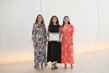 Heydər Əliyev Fondunun vitse-prezidenti Leyla Əliyeva və Arzu Əliyeva Çin dili kurslarının iştirakçılarına sertifikatlar təqdim ediblər (FOTO)