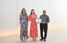 Heydər Əliyev Fondunun vitse-prezidenti Leyla Əliyeva və Arzu Əliyeva Çin dili kurslarının iştirakçılarına sertifikatlar təqdim ediblər (FOTO)