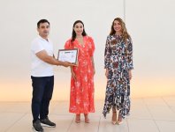 Heydər Əliyev Fondunun vitse-prezidenti Leyla Əliyeva və Arzu Əliyeva Çin dili kurslarının iştirakçılarına sertifikatlar təqdim ediblər (FOTO)