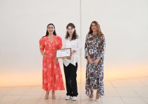 Heydər Əliyev Fondunun vitse-prezidenti Leyla Əliyeva və Arzu Əliyeva Çin dili kurslarının iştirakçılarına sertifikatlar təqdim ediblər (FOTO)