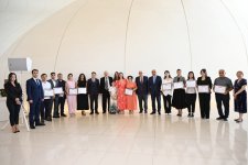 Heydər Əliyev Fondunun vitse-prezidenti Leyla Əliyeva və Arzu Əliyeva Çin dili kurslarının iştirakçılarına sertifikatlar təqdim ediblər (FOTO)