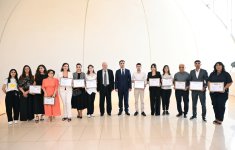 Heydər Əliyev Fondunun vitse-prezidenti Leyla Əliyeva və Arzu Əliyeva Çin dili kurslarının iştirakçılarına sertifikatlar təqdim ediblər (FOTO)