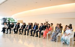 Heydər Əliyev Fondunun vitse-prezidenti Leyla Əliyeva və Arzu Əliyeva Çin dili kurslarının iştirakçılarına sertifikatlar təqdim ediblər (FOTO)