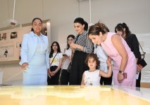 Heydər Əliyev Fondunun vitse-prezidenti Leyla Əliyeva və Arzu Əliyeva Çin dili kurslarının iştirakçılarına sertifikatlar təqdim ediblər (FOTO)