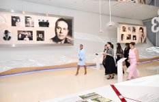 Heydər Əliyev Fondunun vitse-prezidenti Leyla Əliyeva və Arzu Əliyeva Çin dili kurslarının iştirakçılarına sertifikatlar təqdim ediblər (FOTO)