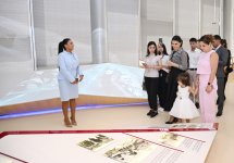 Heydər Əliyev Fondunun vitse-prezidenti Leyla Əliyeva və Arzu Əliyeva Çin dili kurslarının iştirakçılarına sertifikatlar təqdim ediblər (FOTO)