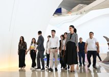Heydər Əliyev Fondunun vitse-prezidenti Leyla Əliyeva və Arzu Əliyeva Çin dili kurslarının iştirakçılarına sertifikatlar təqdim ediblər (FOTO)