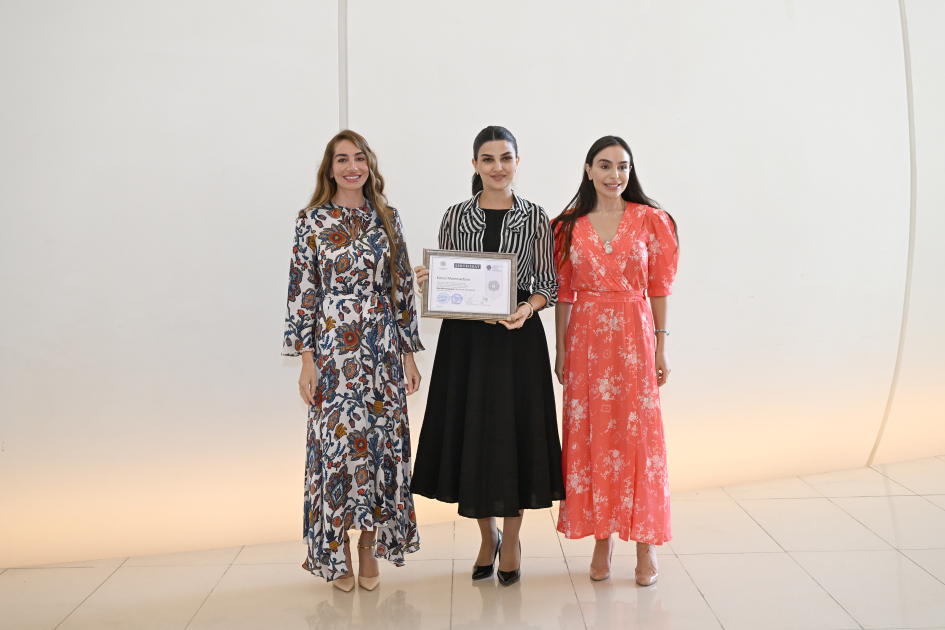 Heydər Əliyev Fondunun vitse-prezidenti Leyla Əliyeva və Arzu Əliyeva Çin dili kurslarının iştirakçılarına sertifikatlar təqdim ediblər (FOTO)