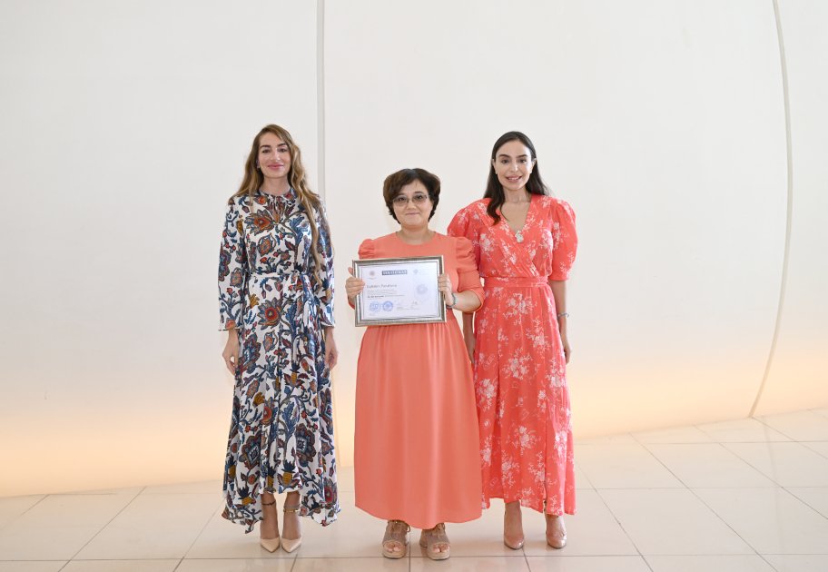Heydər Əliyev Fondunun vitse-prezidenti Leyla Əliyeva və Arzu Əliyeva Çin dili kurslarının iştirakçılarına sertifikatlar təqdim ediblər (FOTO)