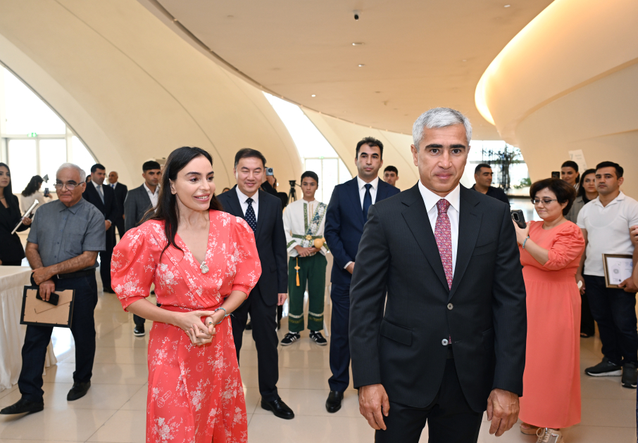 Heydər Əliyev Fondunun vitse-prezidenti Leyla Əliyeva və Arzu Əliyeva Çin dili kurslarının iştirakçılarına sertifikatlar təqdim ediblər (FOTO)