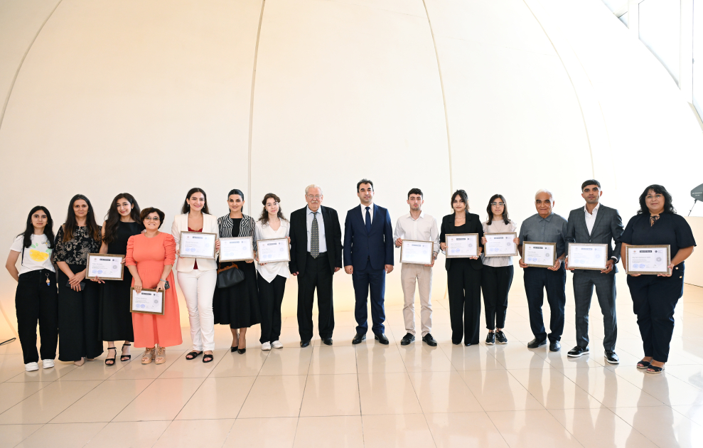 Heydər Əliyev Fondunun vitse-prezidenti Leyla Əliyeva və Arzu Əliyeva Çin dili kurslarının iştirakçılarına sertifikatlar təqdim ediblər (FOTO)