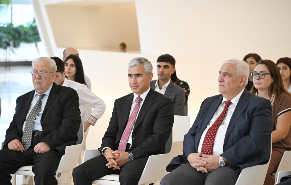 Heydər Əliyev Fondunun vitse-prezidenti Leyla Əliyeva və Arzu Əliyeva Çin dili kurslarının iştirakçılarına sertifikatlar təqdim ediblər (FOTO)