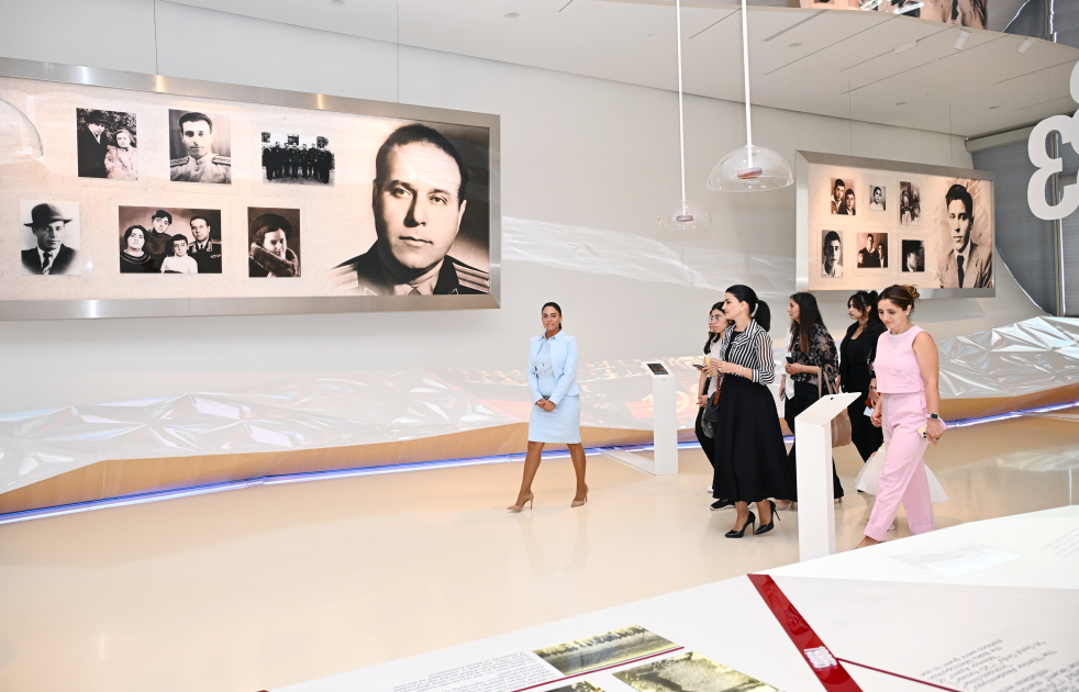 Heydər Əliyev Fondunun vitse-prezidenti Leyla Əliyeva və Arzu Əliyeva Çin dili kurslarının iştirakçılarına sertifikatlar təqdim ediblər (FOTO)