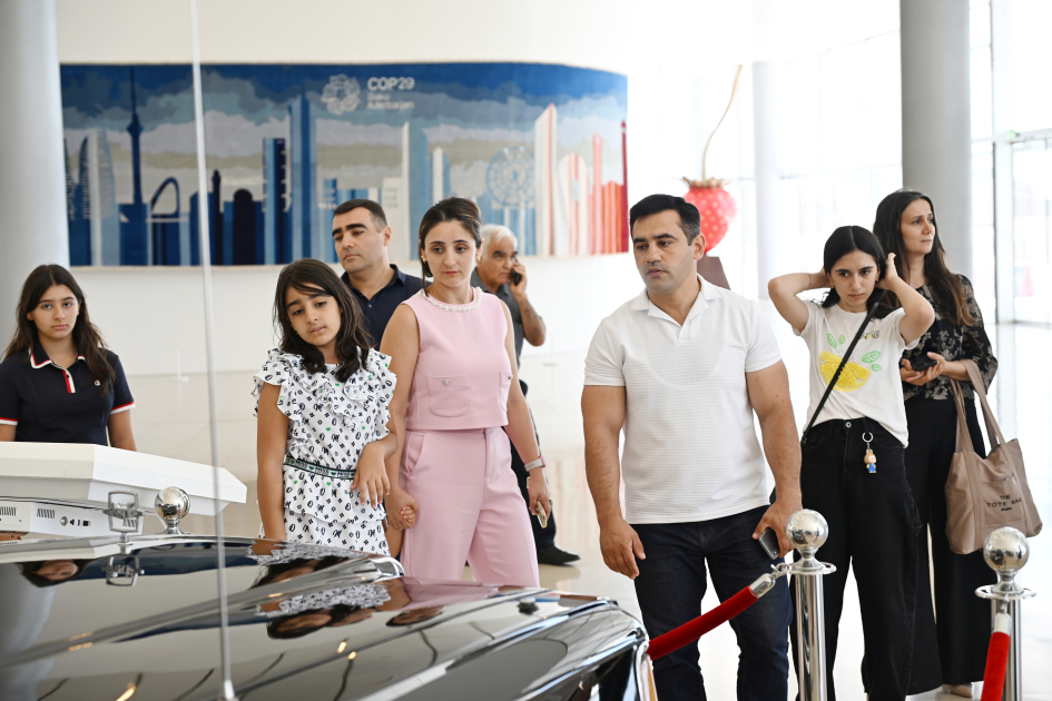 Heydər Əliyev Fondunun vitse-prezidenti Leyla Əliyeva və Arzu Əliyeva Çin dili kurslarının iştirakçılarına sertifikatlar təqdim ediblər (FOTO)