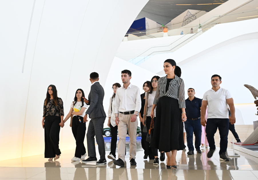 Heydər Əliyev Fondunun vitse-prezidenti Leyla Əliyeva və Arzu Əliyeva Çin dili kurslarının iştirakçılarına sertifikatlar təqdim ediblər (FOTO)