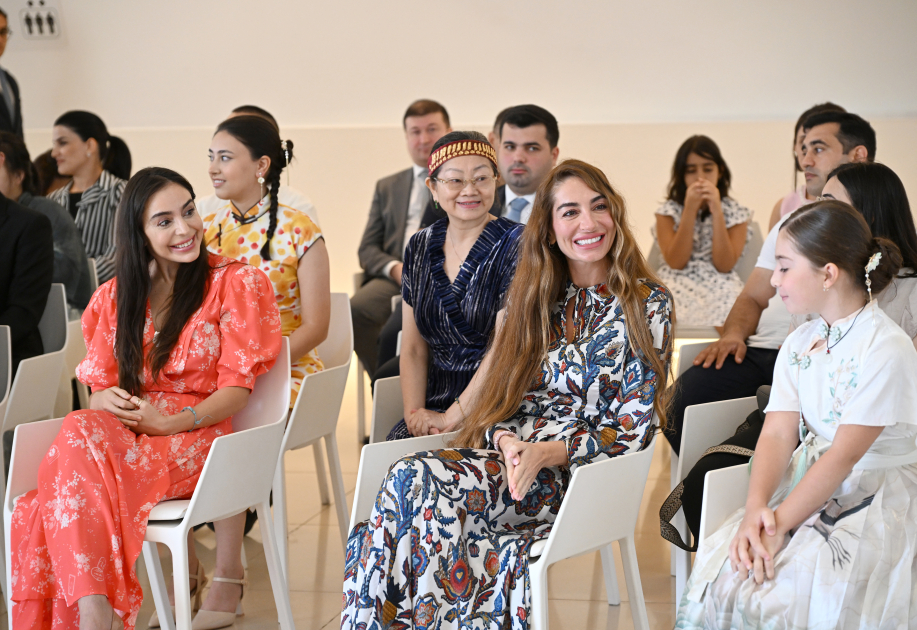 Heydər Əliyev Fondunun vitse-prezidenti Leyla Əliyeva və Arzu Əliyeva Çin dili kurslarının iştirakçılarına sertifikatlar təqdim ediblər (FOTO)