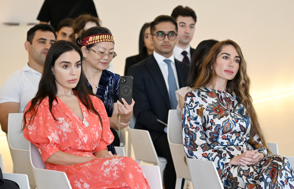 Heydər Əliyev Fondunun vitse-prezidenti Leyla Əliyeva və Arzu Əliyeva Çin dili kurslarının iştirakçılarına sertifikatlar təqdim ediblər (FOTO)
