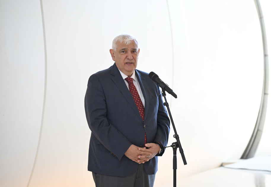 Heydər Əliyev Fondunun vitse-prezidenti Leyla Əliyeva və Arzu Əliyeva Çin dili kurslarının iştirakçılarına sertifikatlar təqdim ediblər (FOTO)