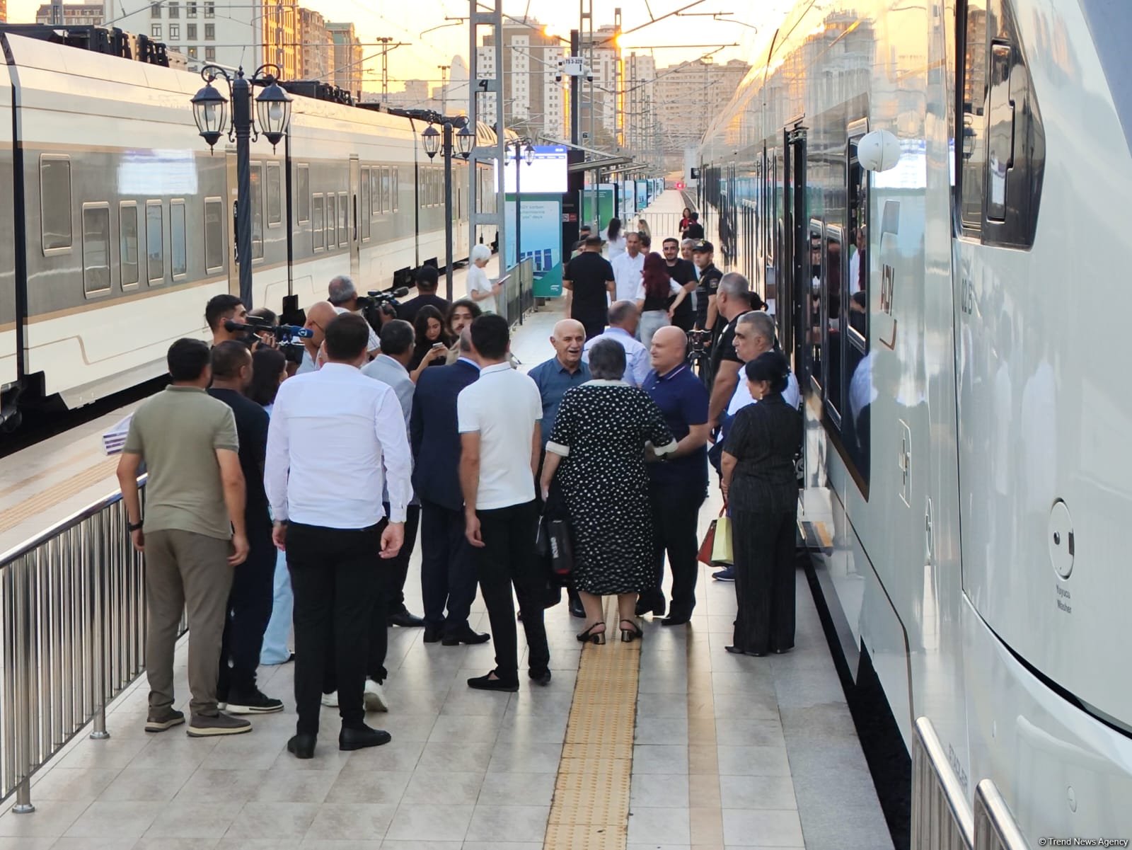 32 ildən sonra fəaliyyətini bərpa edən Bakı–Ağdam qatarı mənzil başına çatıb (FOTO) (YENİLƏNİB)