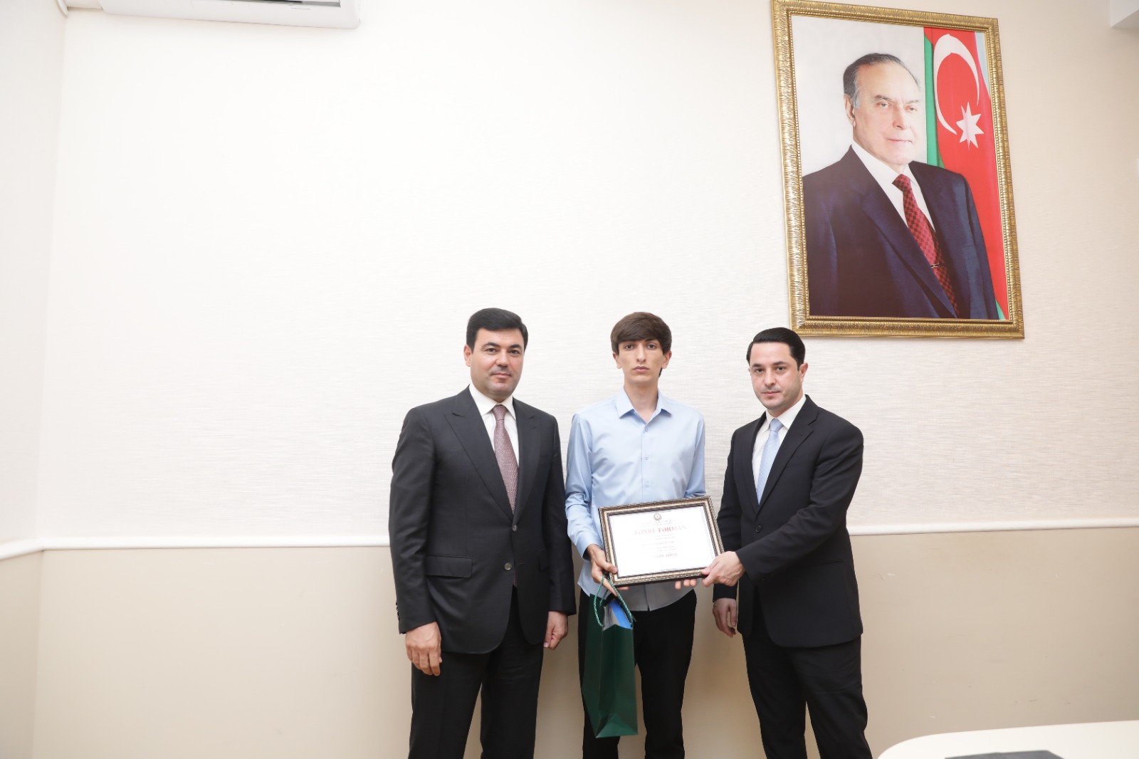 Xaçmazda tələbə adını qazanan şəhid övladları və 600-dən yüksək bal toplayan məzunlarla görüş keçirilib (FOTO)