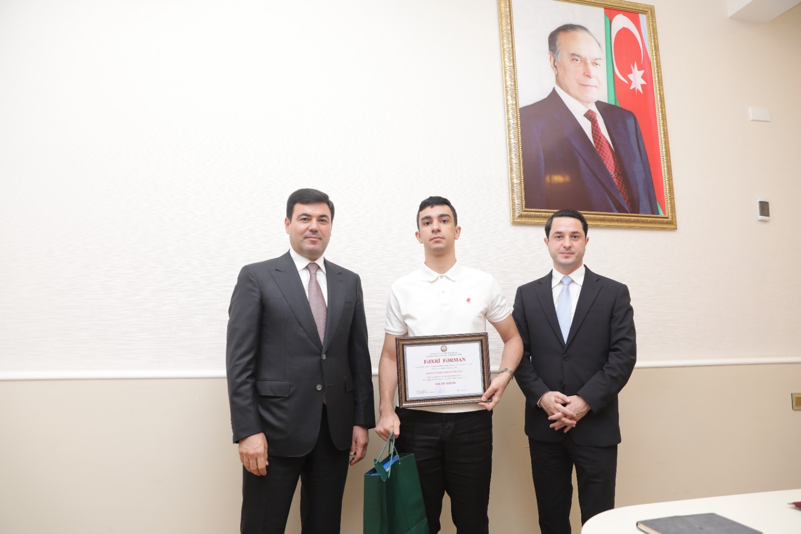 Xaçmazda tələbə adını qazanan şəhid övladları və 600-dən yüksək bal toplayan məzunlarla görüş keçirilib (FOTO)