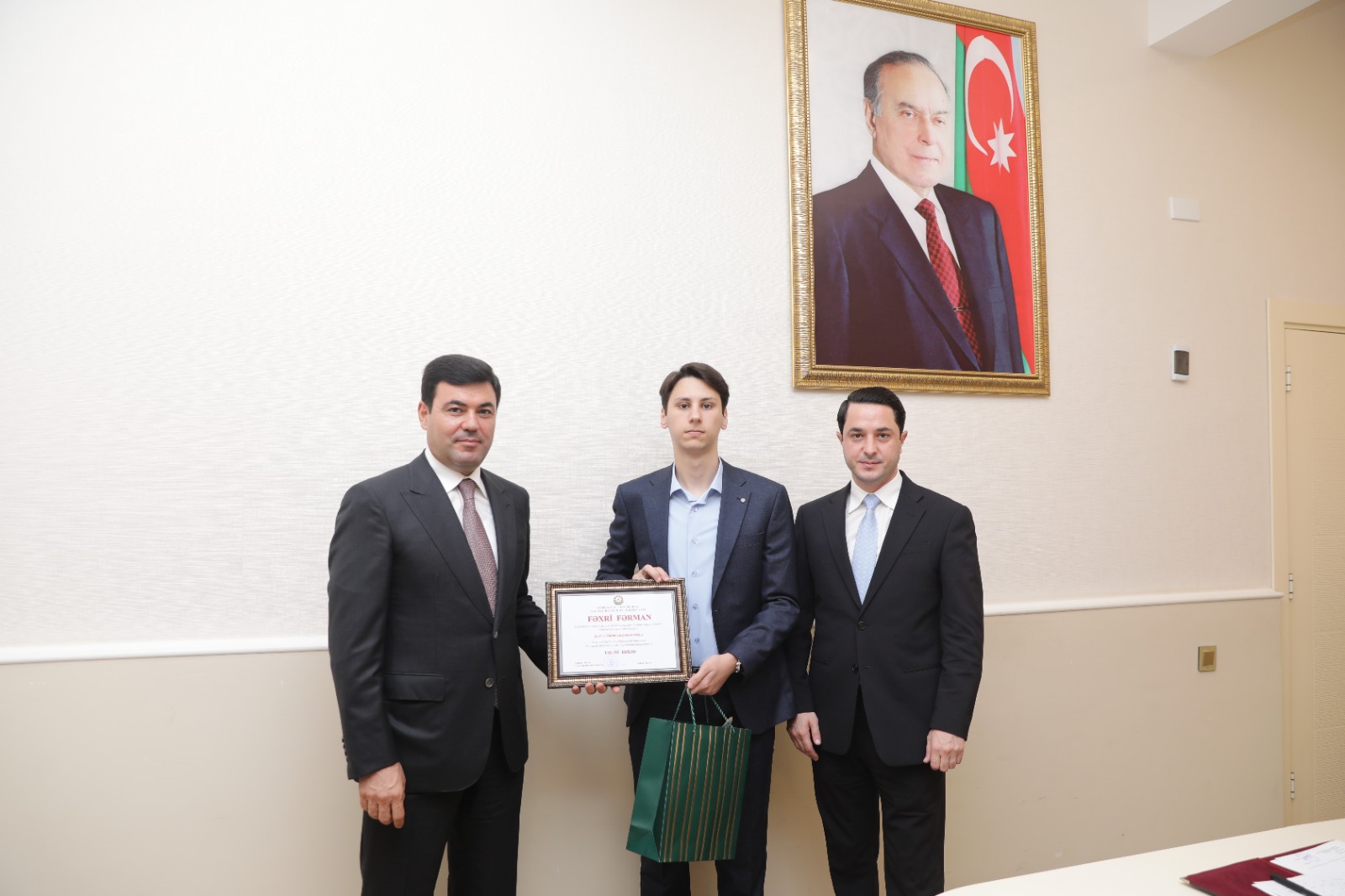 Xaçmazda tələbə adını qazanan şəhid övladları və 600-dən yüksək bal toplayan məzunlarla görüş keçirilib (FOTO)