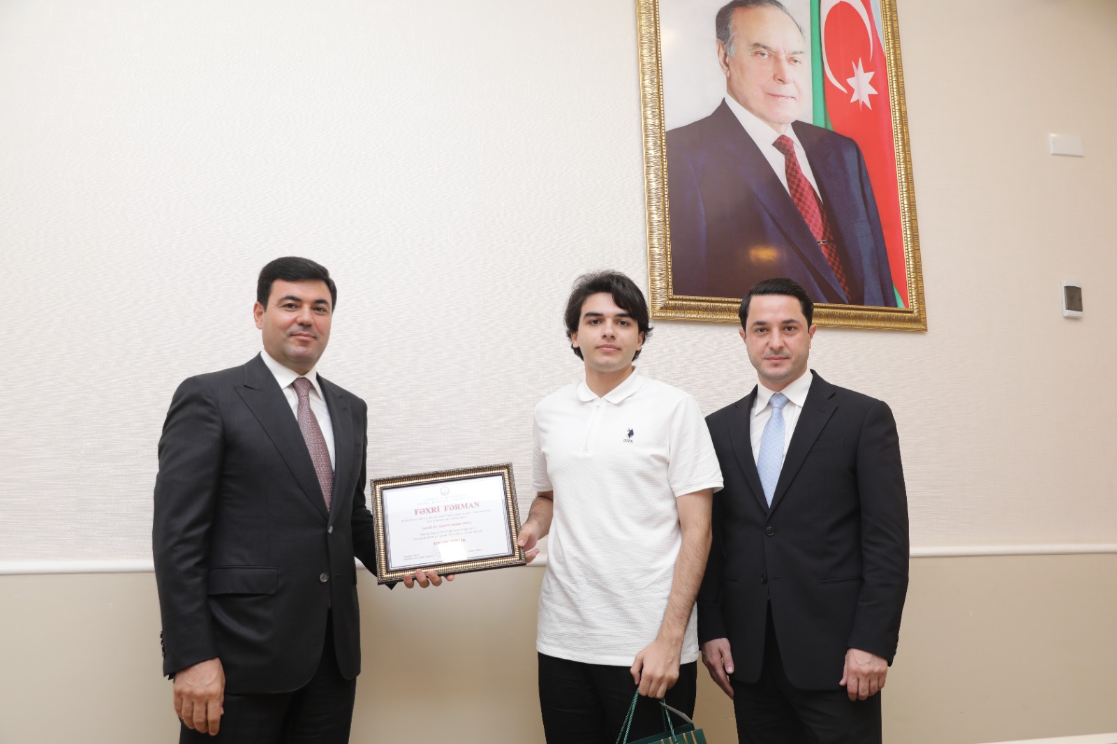 Xaçmazda tələbə adını qazanan şəhid övladları və 600-dən yüksək bal toplayan məzunlarla görüş keçirilib (FOTO)