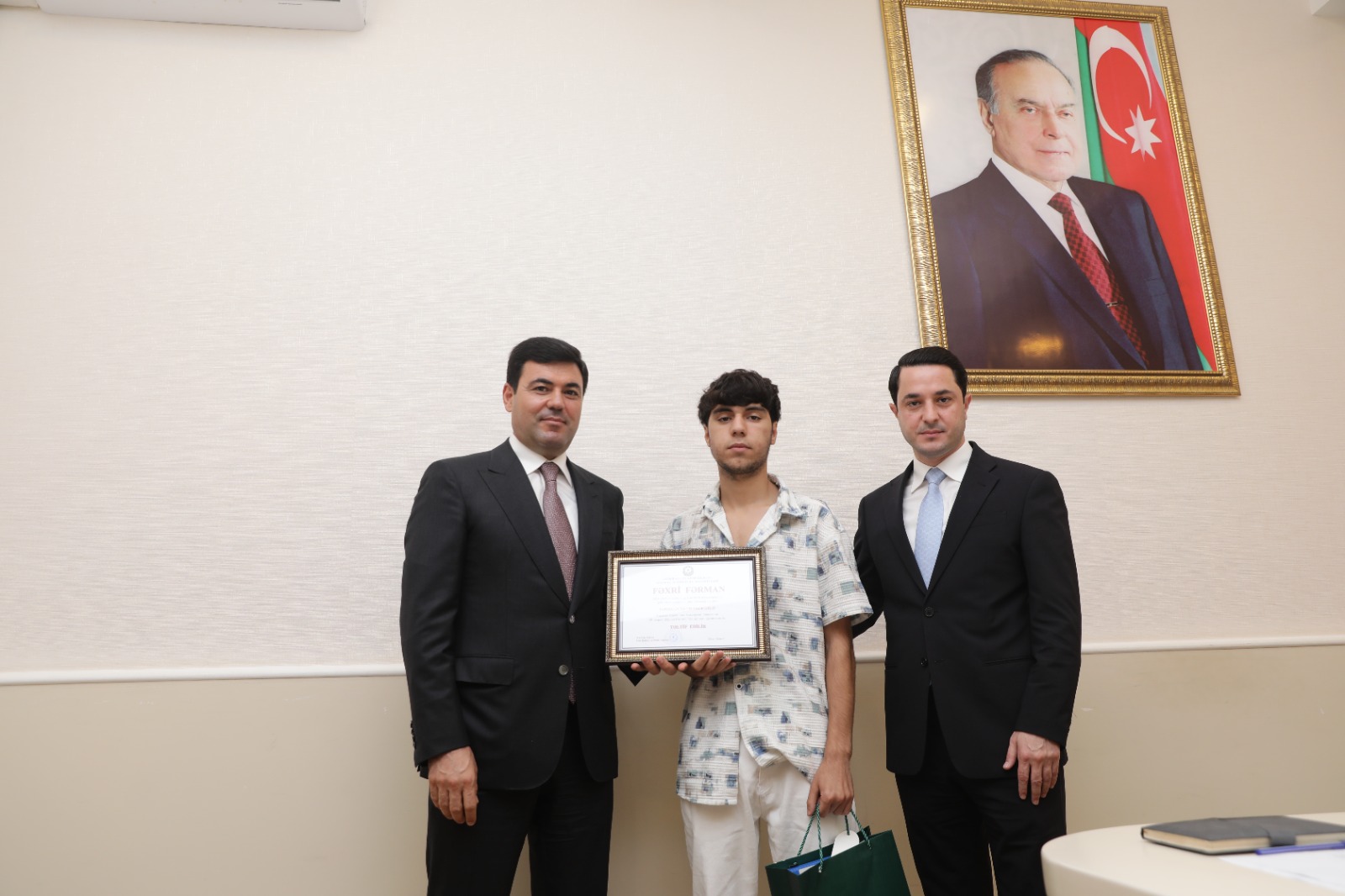 Xaçmazda tələbə adını qazanan şəhid övladları və 600-dən yüksək bal toplayan məzunlarla görüş keçirilib (FOTO)