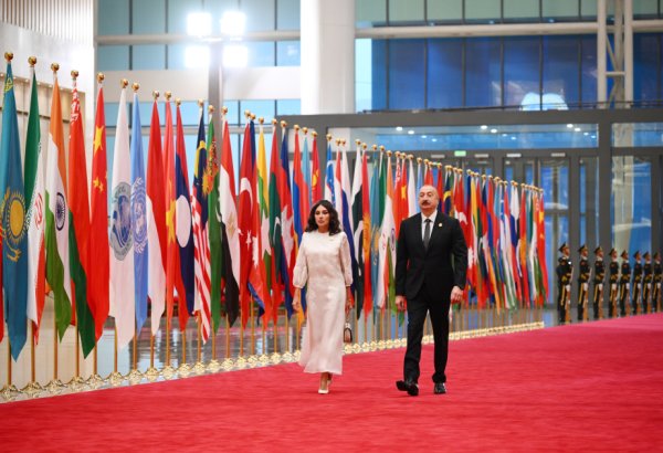 Prezident İlham Əliyev və Birinci xanım Mehriban Əliyeva Tiencində dövlət və hökumət başçılarının və xanımlarının şərəfinə ziyafətdə iştirak ediblər (FOTO/VİDEO)