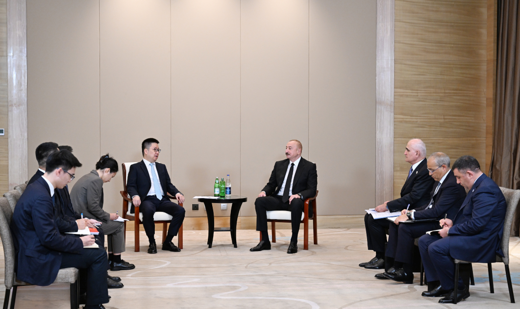 Prezident İlham Əliyev Tiencində "Sichian Sunsync Photovoltaic Technology Co" şirkətinin təsisçisi və sədri ilə görüşüb (FOTO)