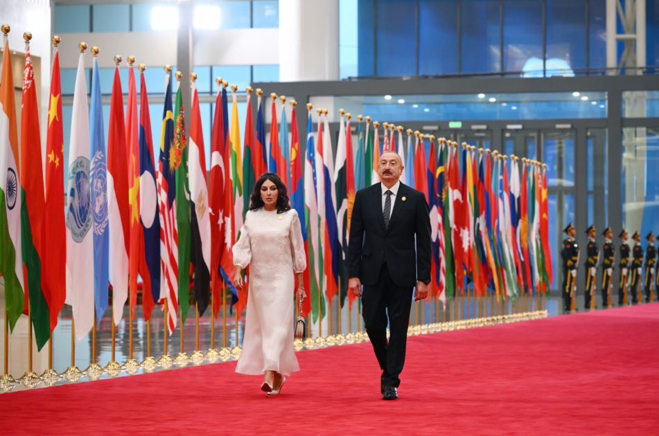 Prezident İlham Əliyev və Birinci xanım Mehriban Əliyeva Tiencində dövlət və hökumət başçılarının və xanımlarının şərəfinə ziyafətdə iştirak ediblər (FOTO/VİDEO)