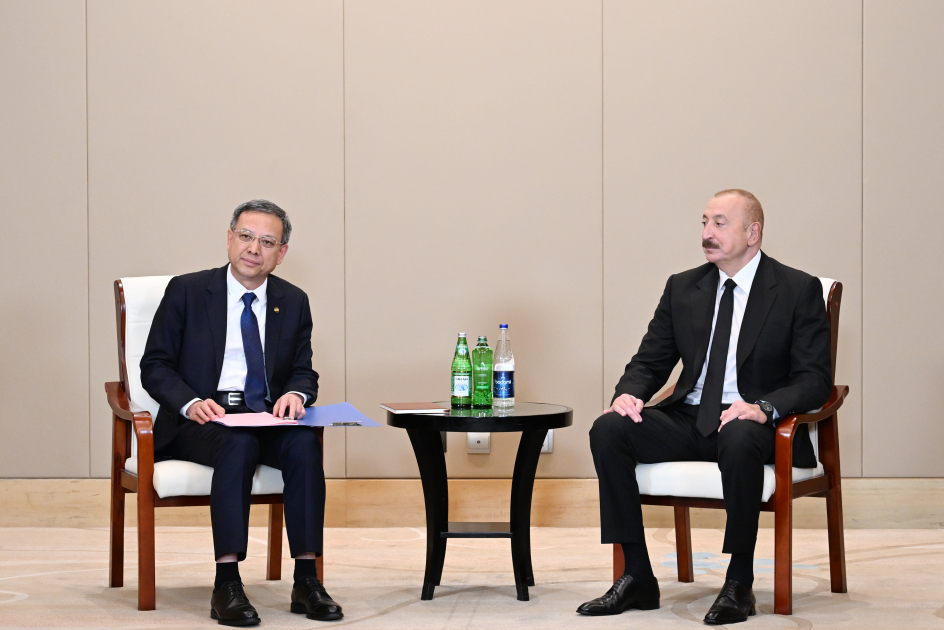 Prezident İlham Əliyev Tiencində "China Energy Engineering Corporation Limited" şirkətinin rəhbəri vəzifəsini icra edən Ni Cen ilə görüşüb (FOTO)