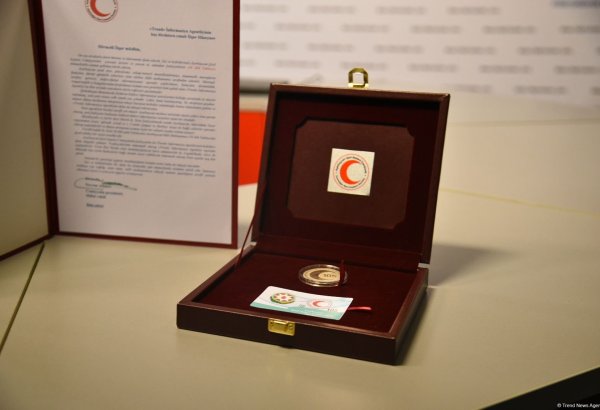 Qızıl Aypara Cəmiyyəti Trend İnformasiya Agentliyini yubiley medalı ilə təltif edib (FOTO)
