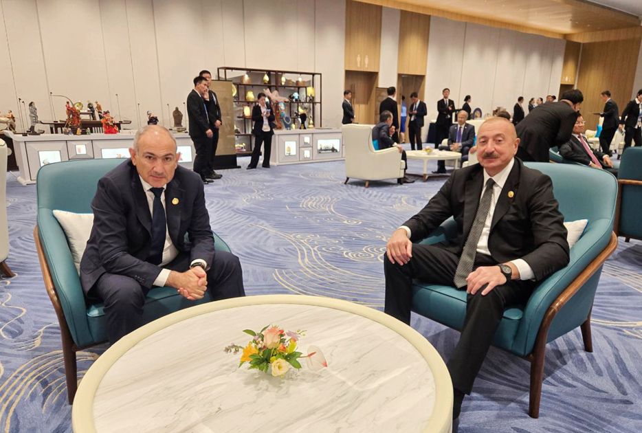 Prezident İlham Əliyevin Ermənistanın Baş naziri Nikol Paşinyan ilə görüşü olub (FOTO/VİDEO)