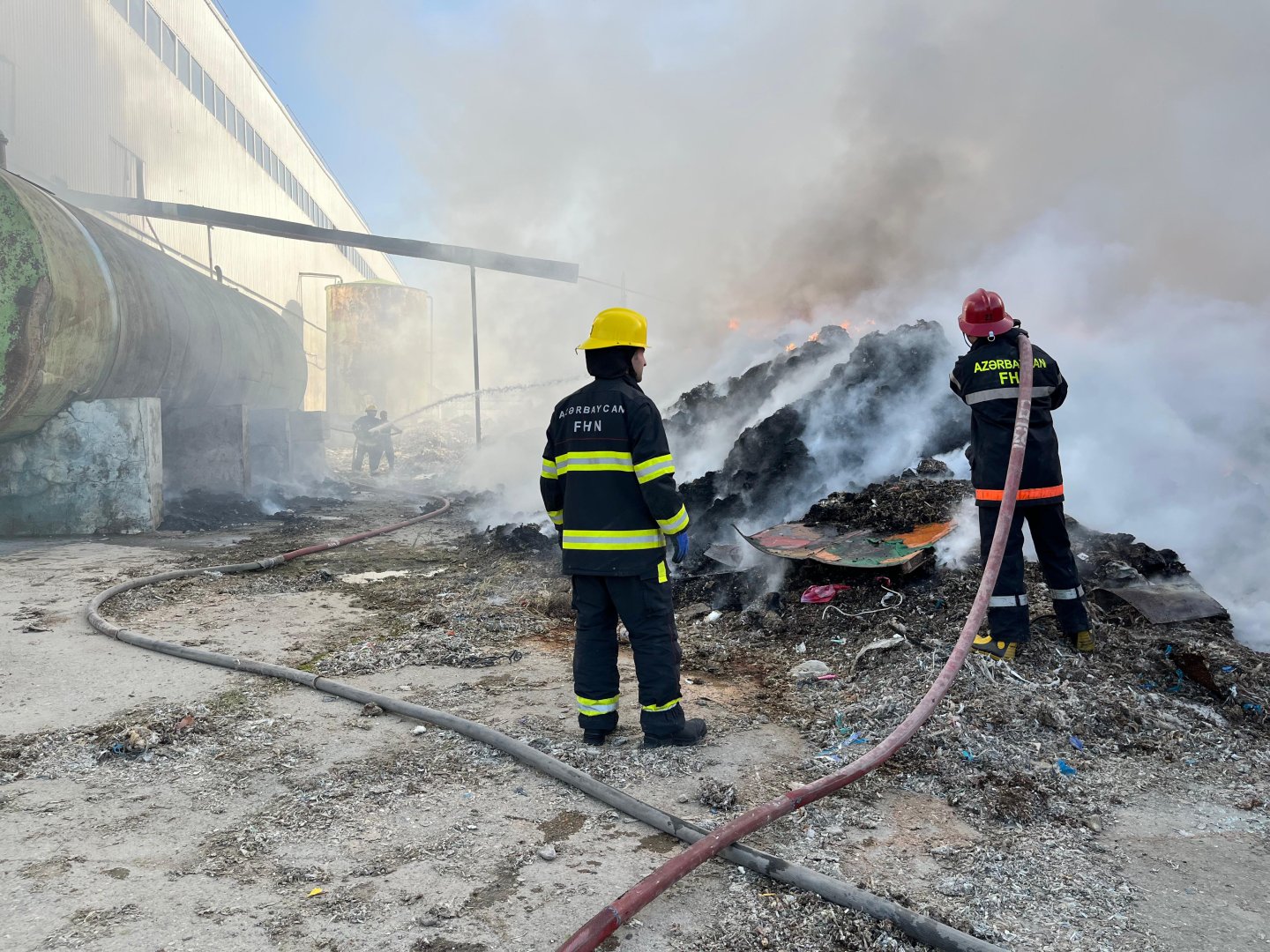 Sumqayıtda karton məmulatlarının istehsalı zavodunda yanğın olub (FOTO/VİDEO)