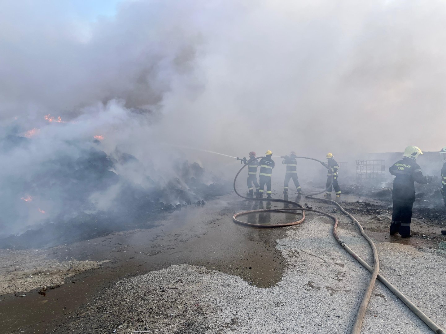 Sumqayıtda karton məmulatlarının istehsalı zavodunda yanğın olub (FOTO/VİDEO)