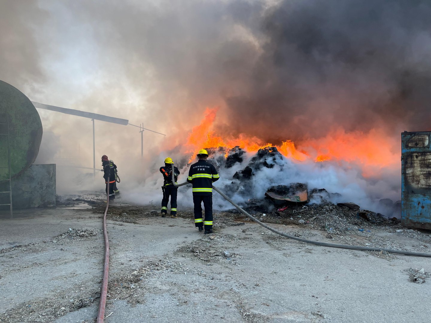 Sumqayıtda karton məmulatlarının istehsalı zavodunda yanğın olub (FOTO/VİDEO)