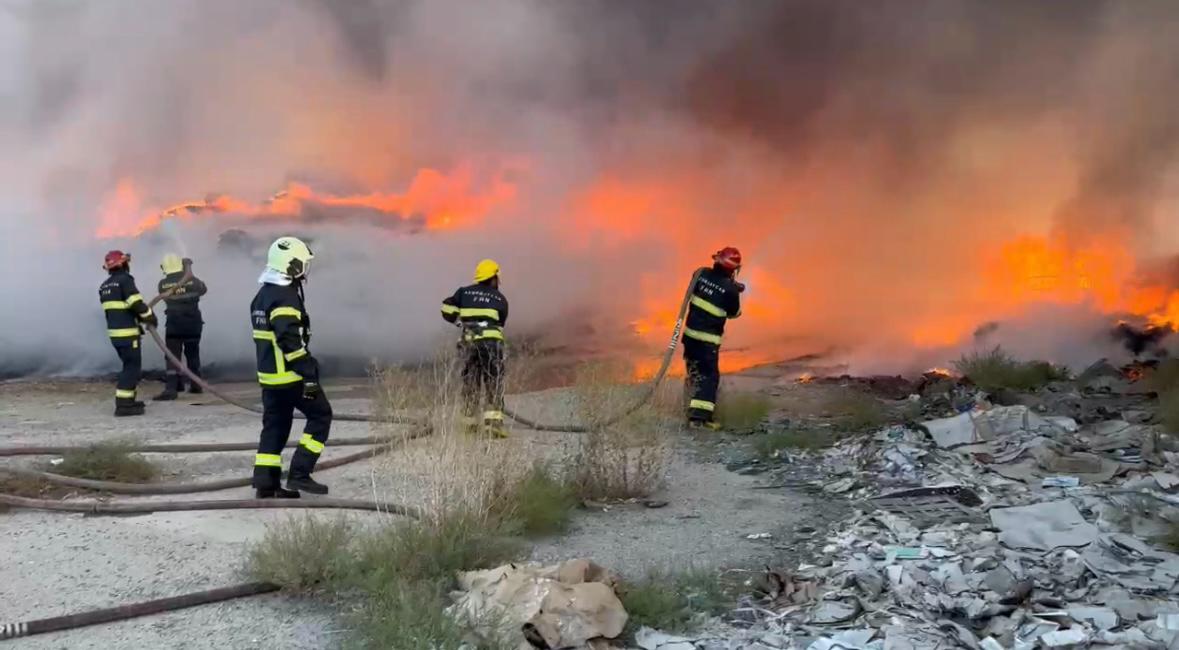 Sumqayıtda karton məmulatlarının istehsalı zavodunda yanğın olub (FOTO/VİDEO)