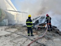 Sumqayıtda karton məmulatlarının istehsalı zavodunda yanğın olub (FOTO/VİDEO)