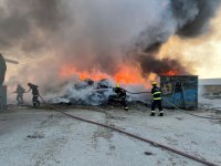 Sumqayıtda karton məmulatlarının istehsalı zavodunda yanğın olub (FOTO/VİDEO)