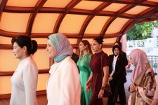 Birinci xanım Mehriban Əliyeva “ŞƏT plyus” formatında görüşə qatılan dövlət və hökumət başçılarının xanımları ilə birlikdə gəmi gəzintisində iştirak edib (FOTO)
