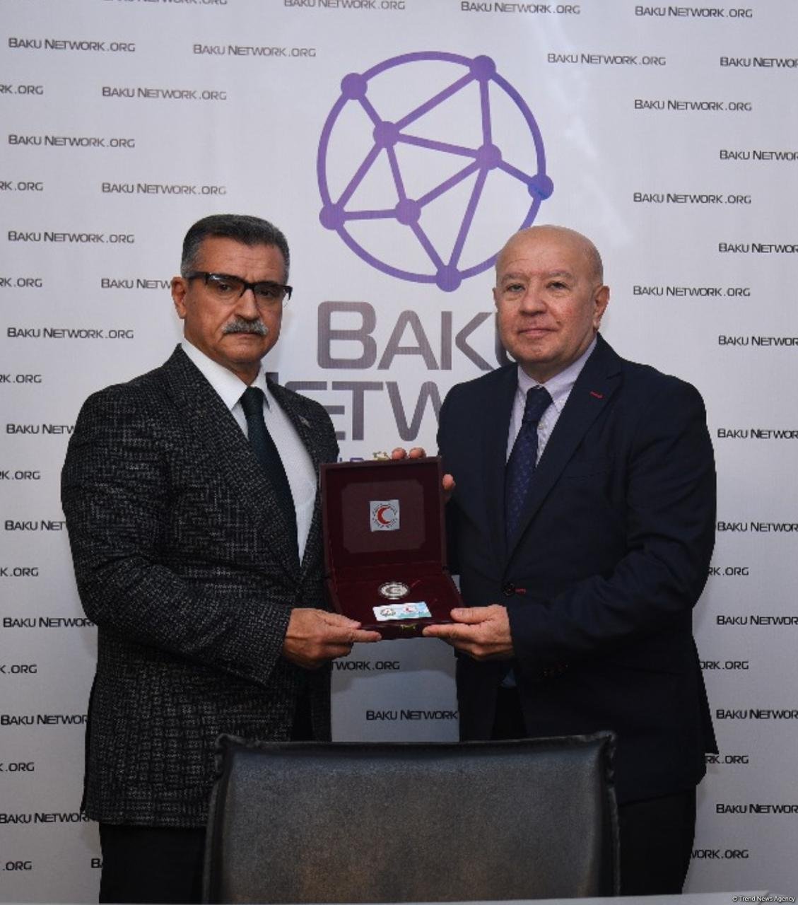 Qızıl Aypara Cəmiyyəti Trend İnformasiya Agentliyini yubiley medalı ilə təltif edib (FOTO)