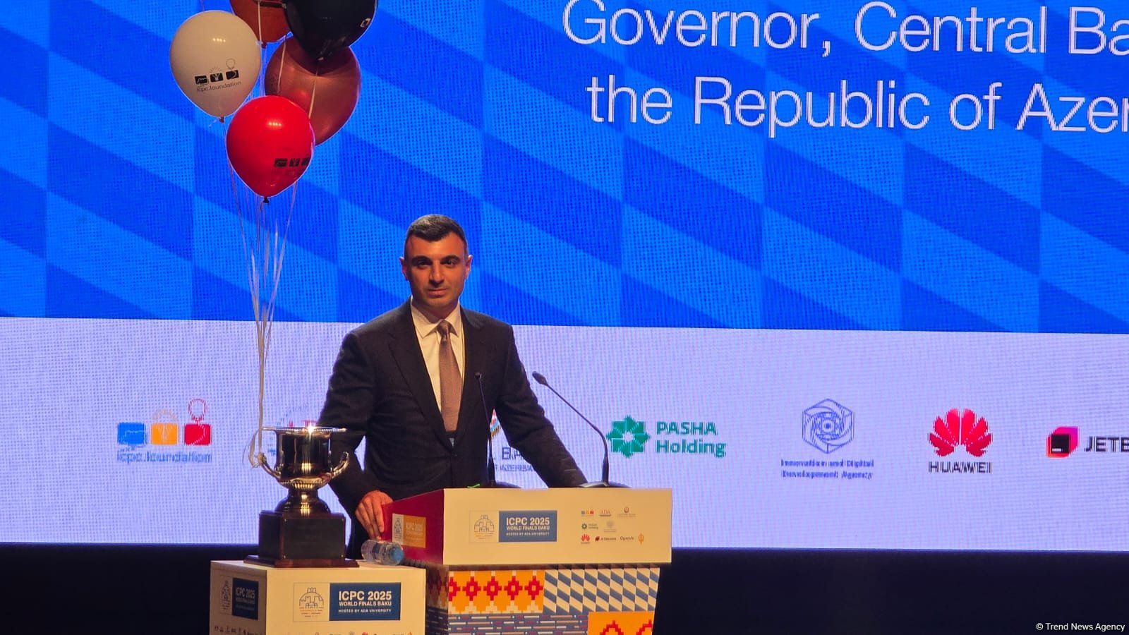 İlk qonorarımı kiçik bir supermarket şəbəkəsi üçün proqram hazırlayaraq qazanmışdım - AMB sədri