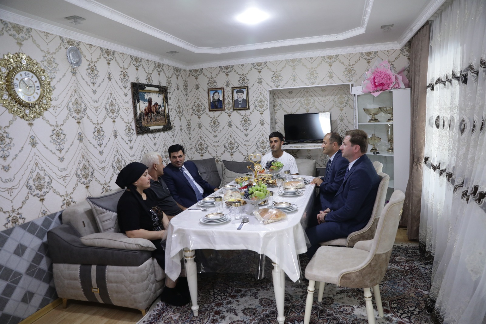 Xaçmazın Uzunoba kəndində şəhid Ehtiram Heydərovun ailəsi ziyarət olunub (FOTO)